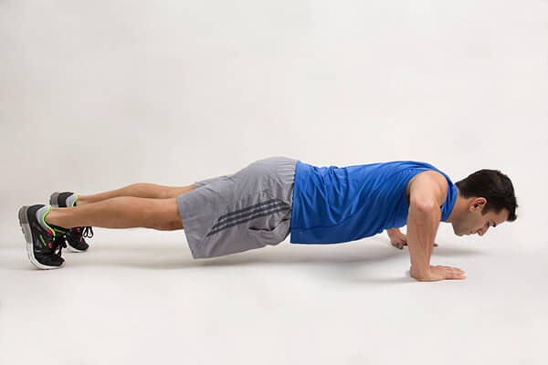 Hít đất không nên đặt vị trí tay vuông góc với cơ thể gây ảnh hưởng lên vai